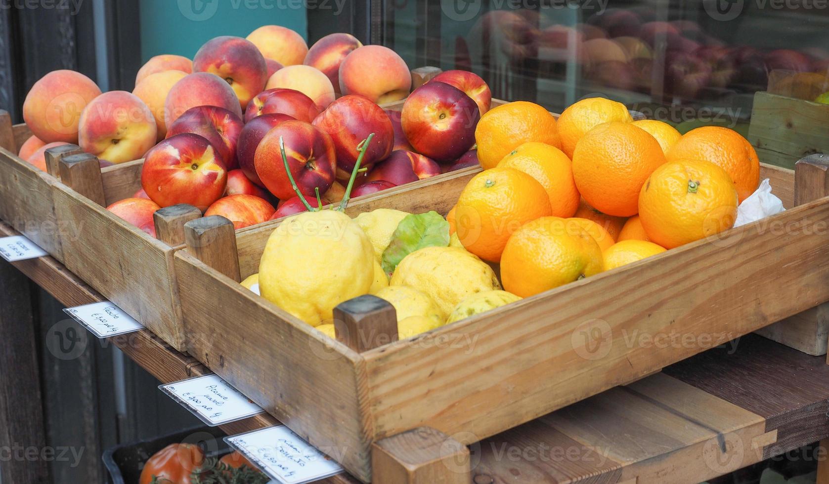 Obst auf einem Marktregal foto