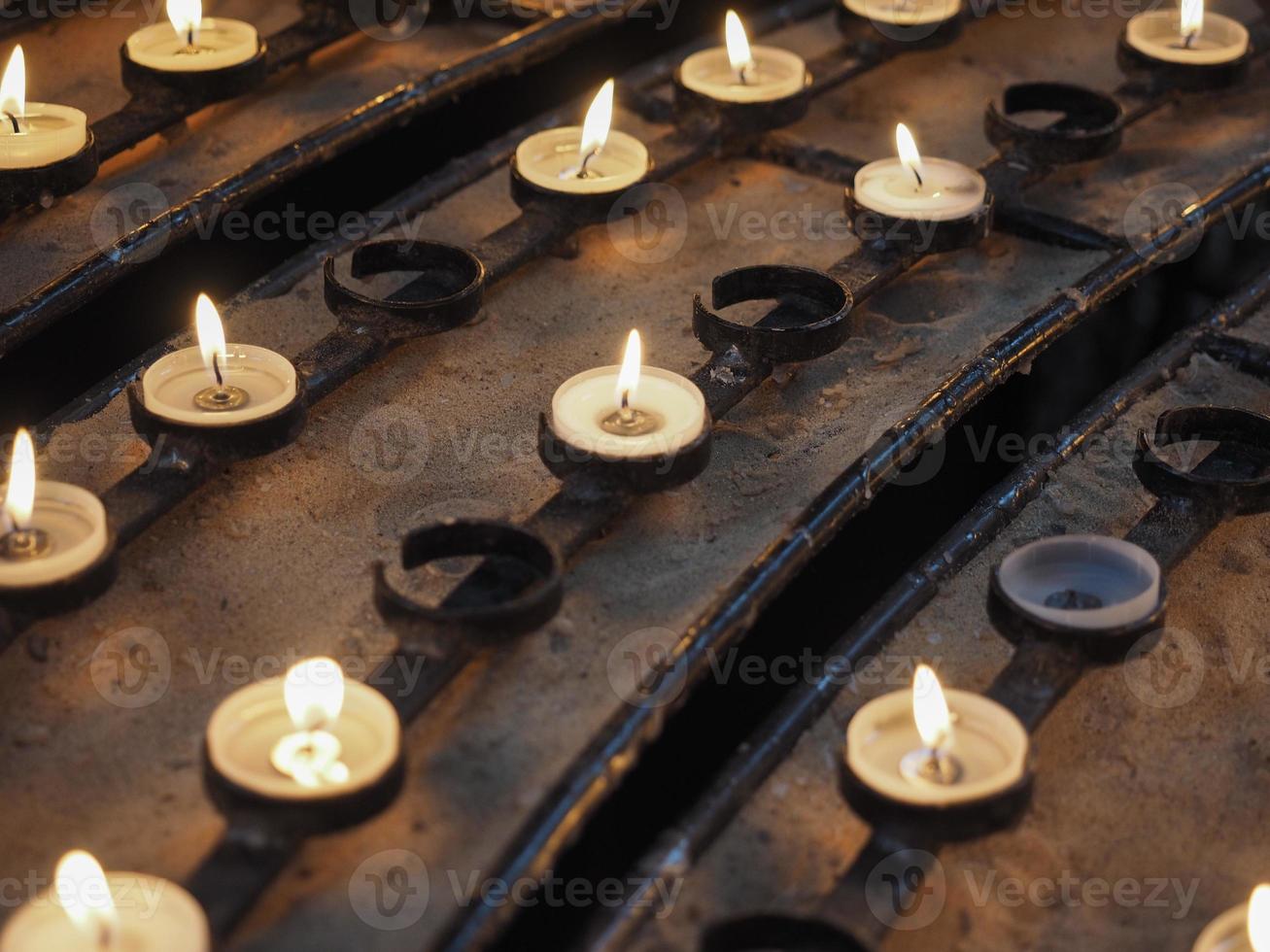 Kerze in einer Kirche foto