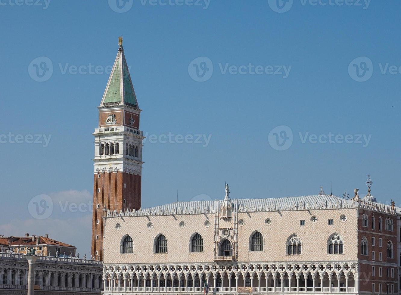 Markusplatz gesehen vor dem Markusbecken in Venedig foto