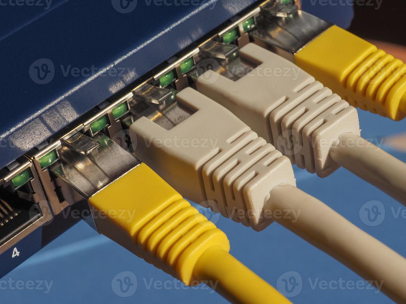 Modemrouter-Switch mit RJ45-Ethernet-Plug-Ports foto