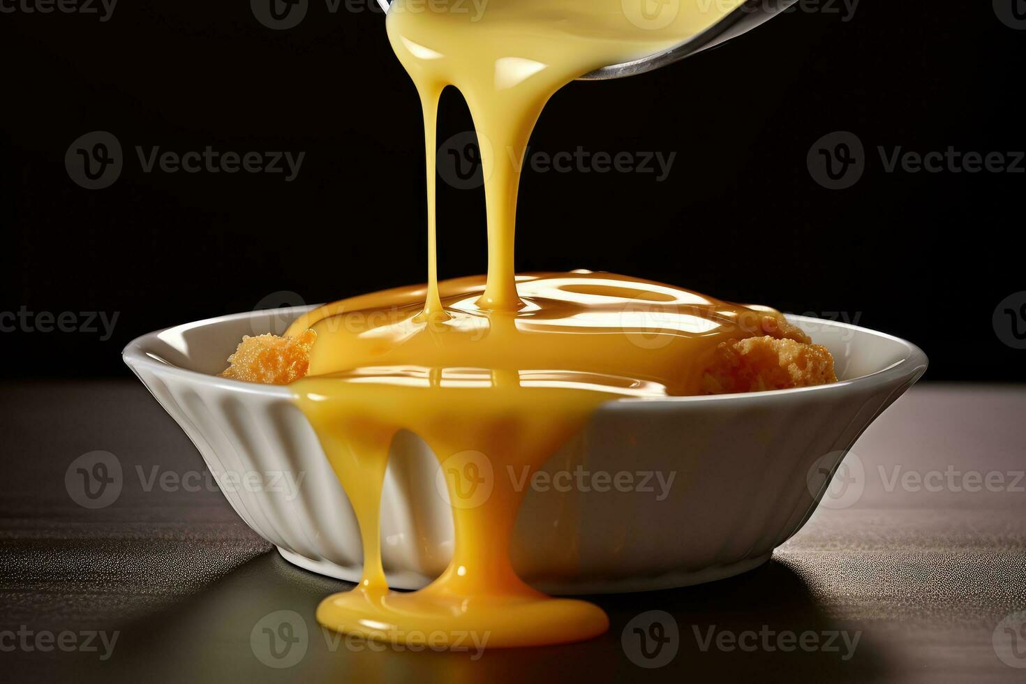 ein Löffel Sein gegossen mit Gelb Soße Über ein Schüssel von Essen foto