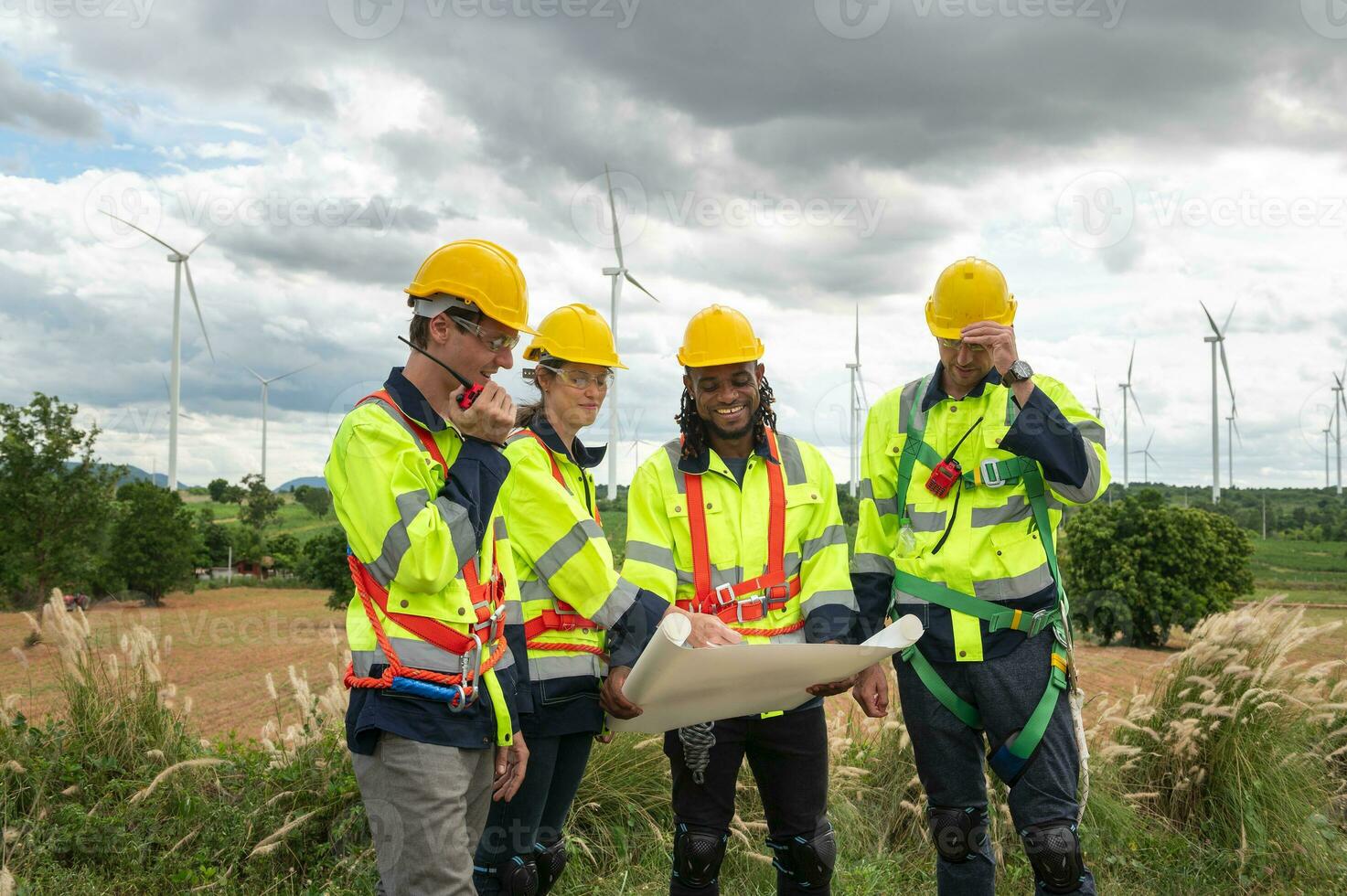 Ingenieurwesen Menschen sind Treffen beim elektrisch Turbinen Feld, Ingenieurwesen Menschen, korporativ Arbeiten, Zusammenarbeit Konzept foto