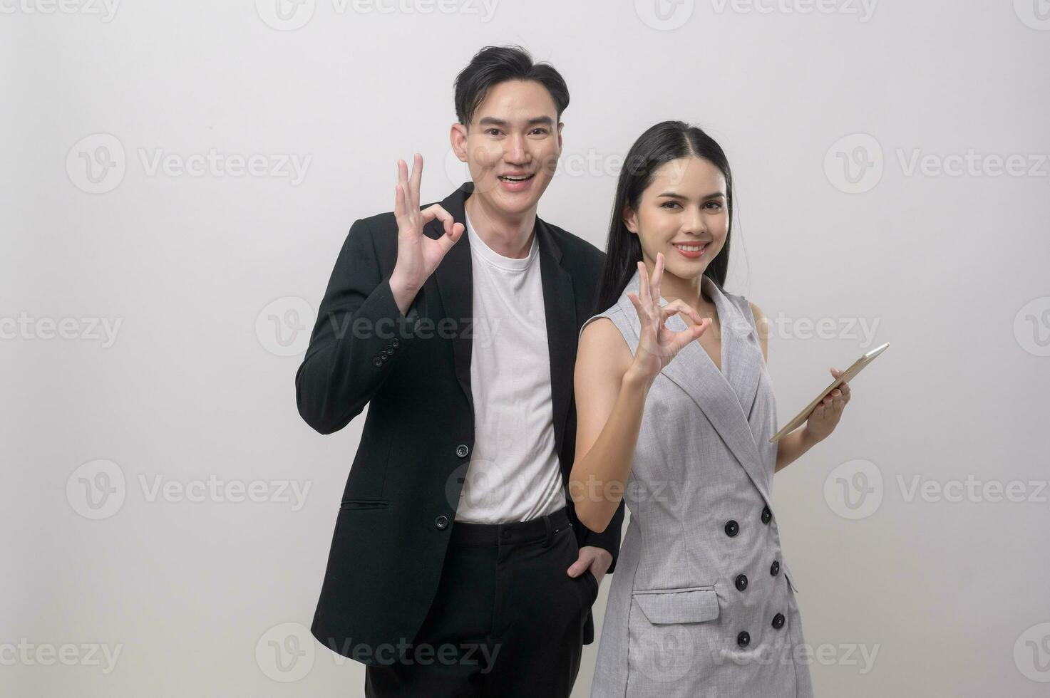 jung asiatisch Paar lächelnd Über Weiß Hintergrund foto