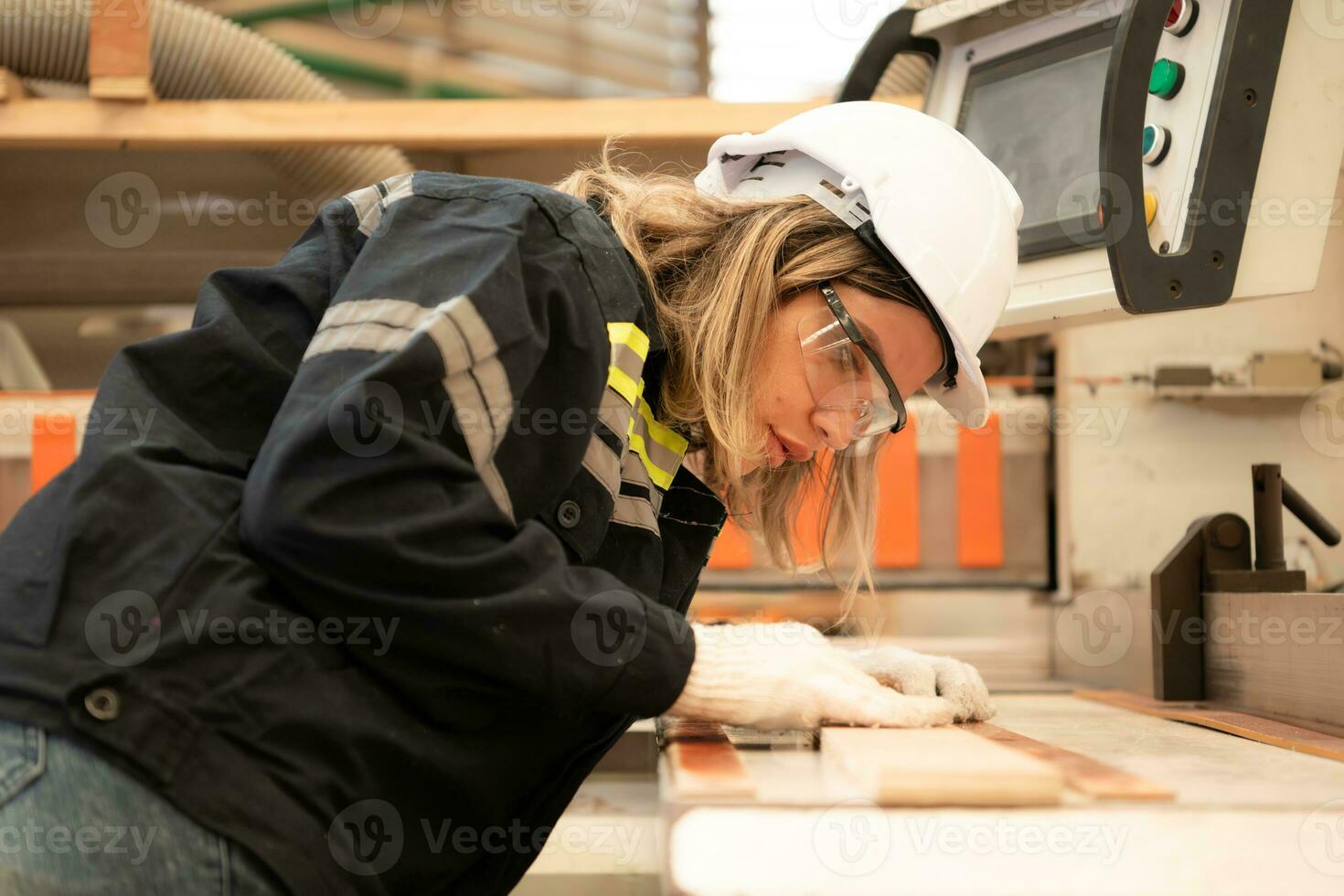 jung Frau Arbeiter Arbeit im ein Holzbearbeitung Fabrik, Arbeiten mit Holz Sägen und Schneiden Maschinen zu produzieren hölzern Blätter zum Herstellung Paletten foto