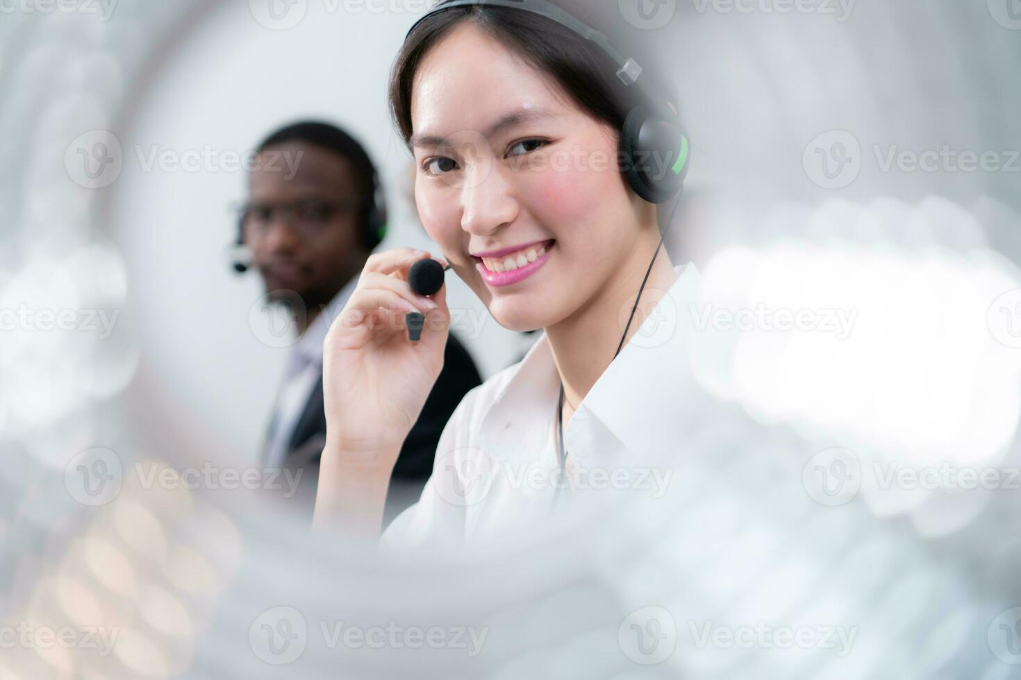 Gruppe von Geschäft Menschen tragen Headset Arbeiten aktiv im Büro. Anruf Center, Telemarketing, Kunde Unterstützung Agent zur Verfügung stellen Bedienung auf Telefon Video Konferenz Forderung. foto