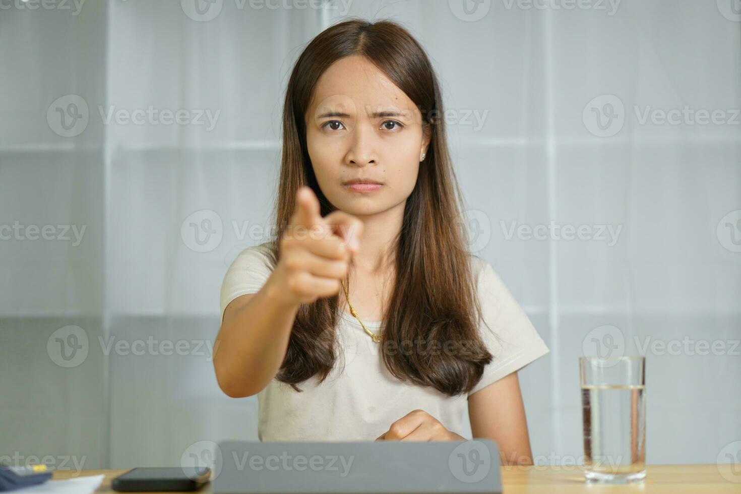 asiatisch Frau Arbeiten beim Zuhause schelten das Mitarbeiter zum Herstellung ein Fehler. foto