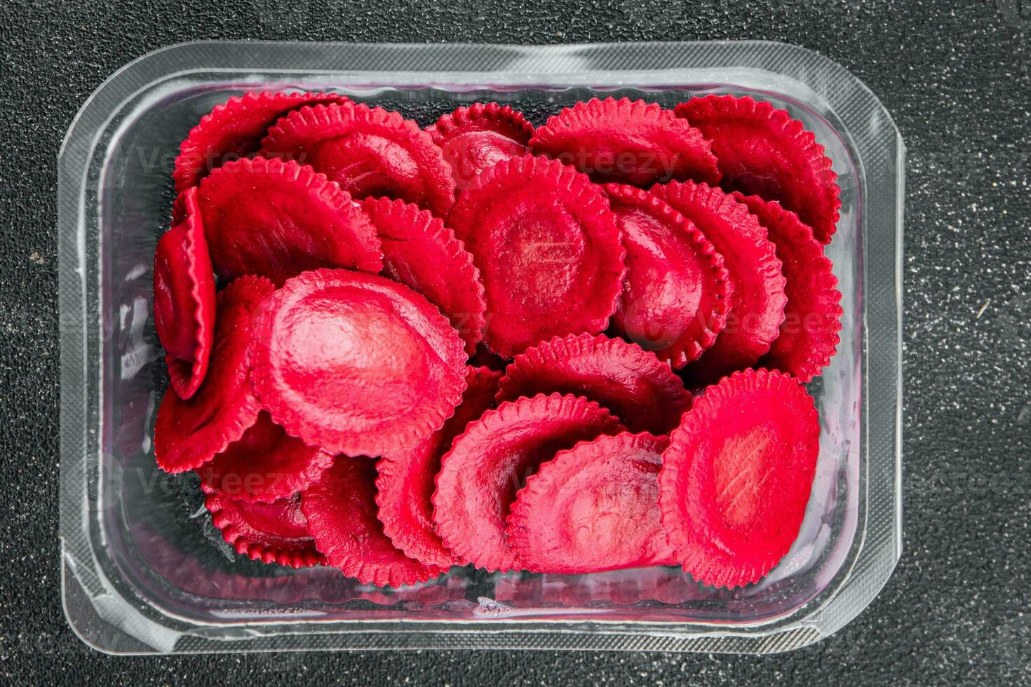 Zuckerrüben Ravioli rot Farbe Fleisch Füllung geräuchert Schinken Kochen Vorspeise Mahlzeit Essen Snack auf das Tabelle foto