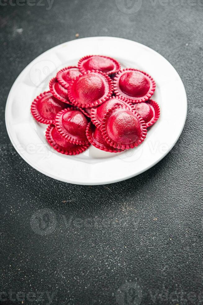 Zuckerrüben Ravioli rot Farbe Fleisch Füllung geräuchert Schinken Kochen Vorspeise Mahlzeit Essen Snack auf das Tabelle foto