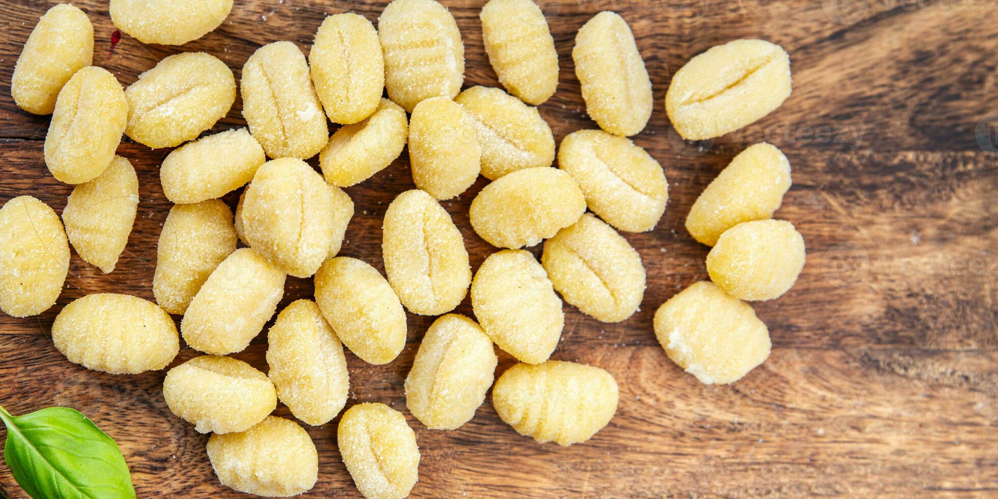 Gnocchi roh Essen Kartoffel Snack Mahlzeit Essen auf das Tabelle Kopieren Raum Essen Hintergrund rustikal oben Aussicht foto