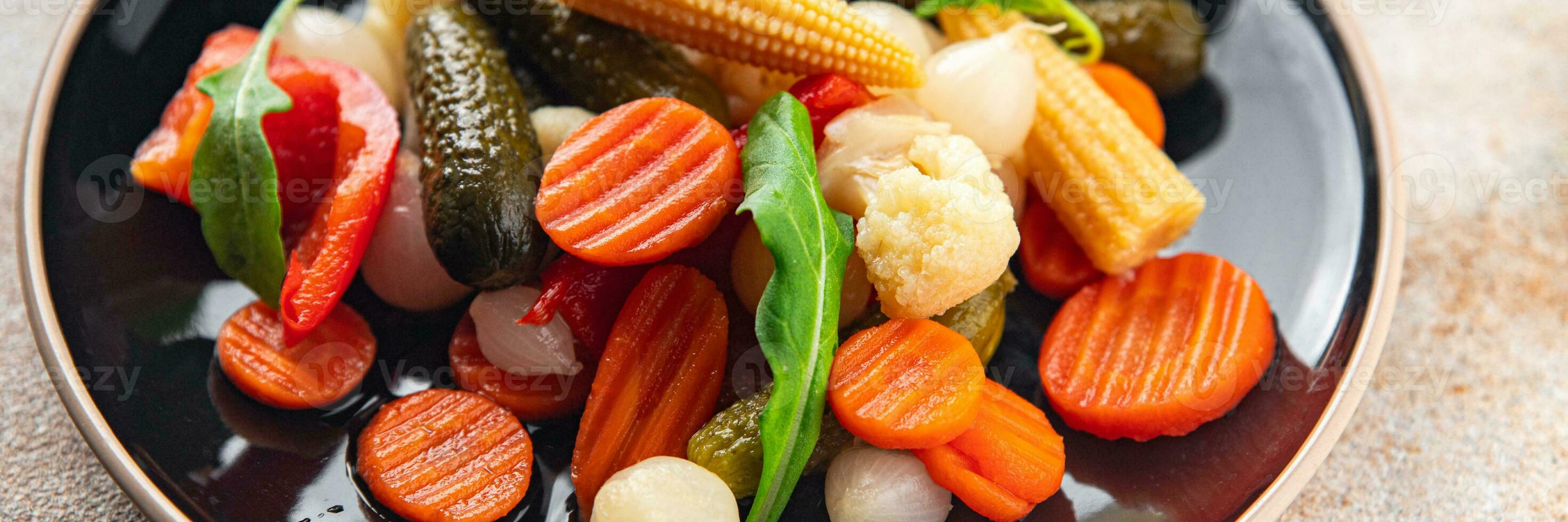 Salat Gemüse eingelegt lecker würzig Gurke, Gurke, Karotte, Zwiebel, Blumenkohl, Pfeffer Vorspeise Mahlzeit Essen Snack auf das Tabelle Kopieren Raum Essen Hintergrund rustikal oben Aussicht foto