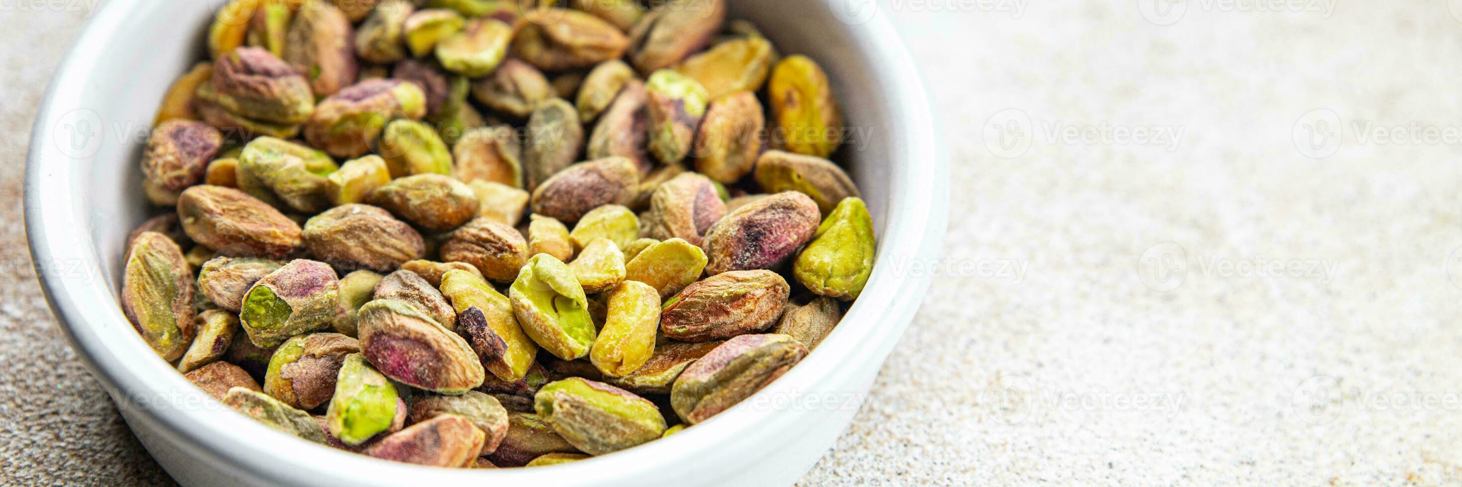 Pistazien geschält ohne Schale köstlich Nuss köstlich gesund Essen Kochen Vorspeise Mahlzeit Essen Snack auf das Tabelle foto