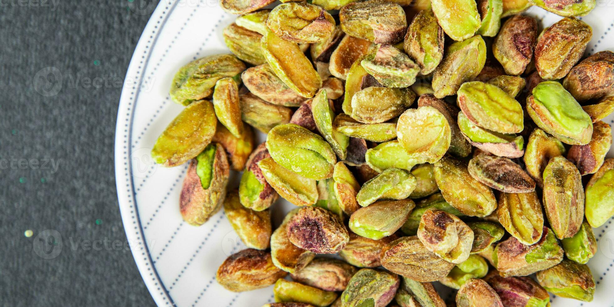 Pistazien geschält ohne Schale köstlich Nuss köstlich gesund Essen Kochen Vorspeise Mahlzeit Essen Snack auf das Tabelle foto