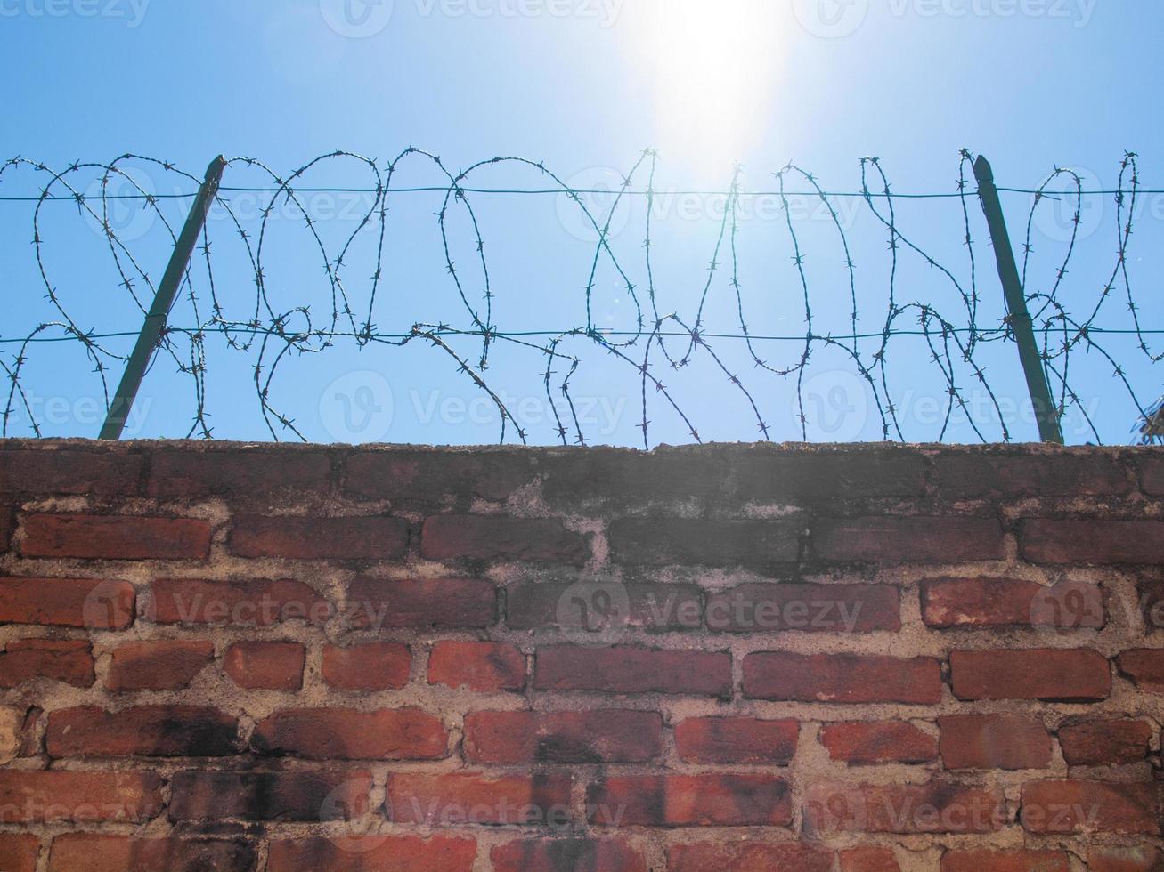 Stacheldraht an der Wand foto