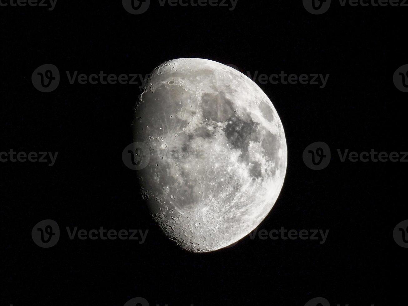 gewölbter Mond mit Teleskop gesehen foto