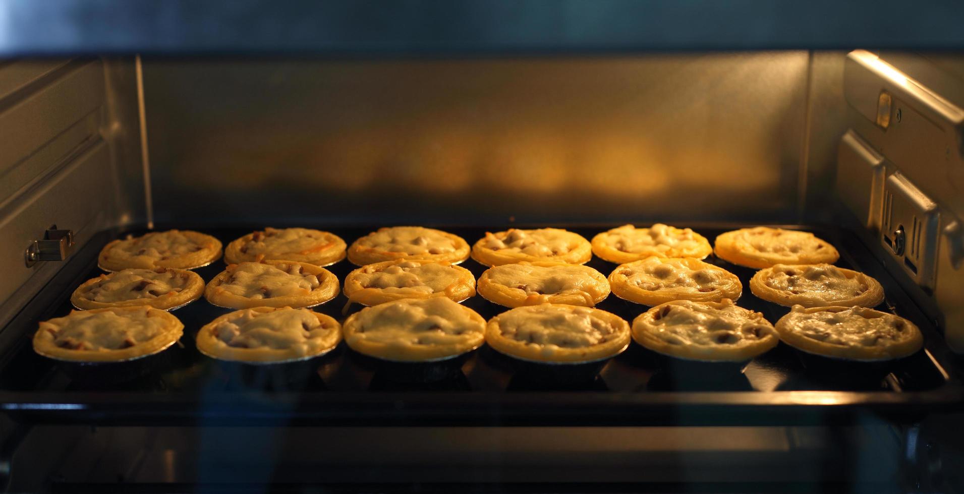 Minikuchen aus Fleisch und Pilzen im Industrieofen backen foto