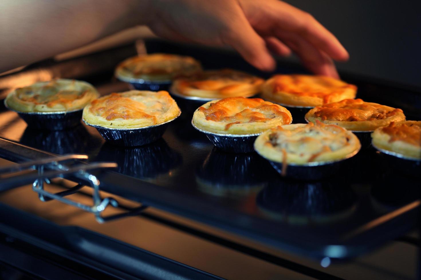 Minikuchen aus Fleisch und Pilzen im Industrieofen backen foto