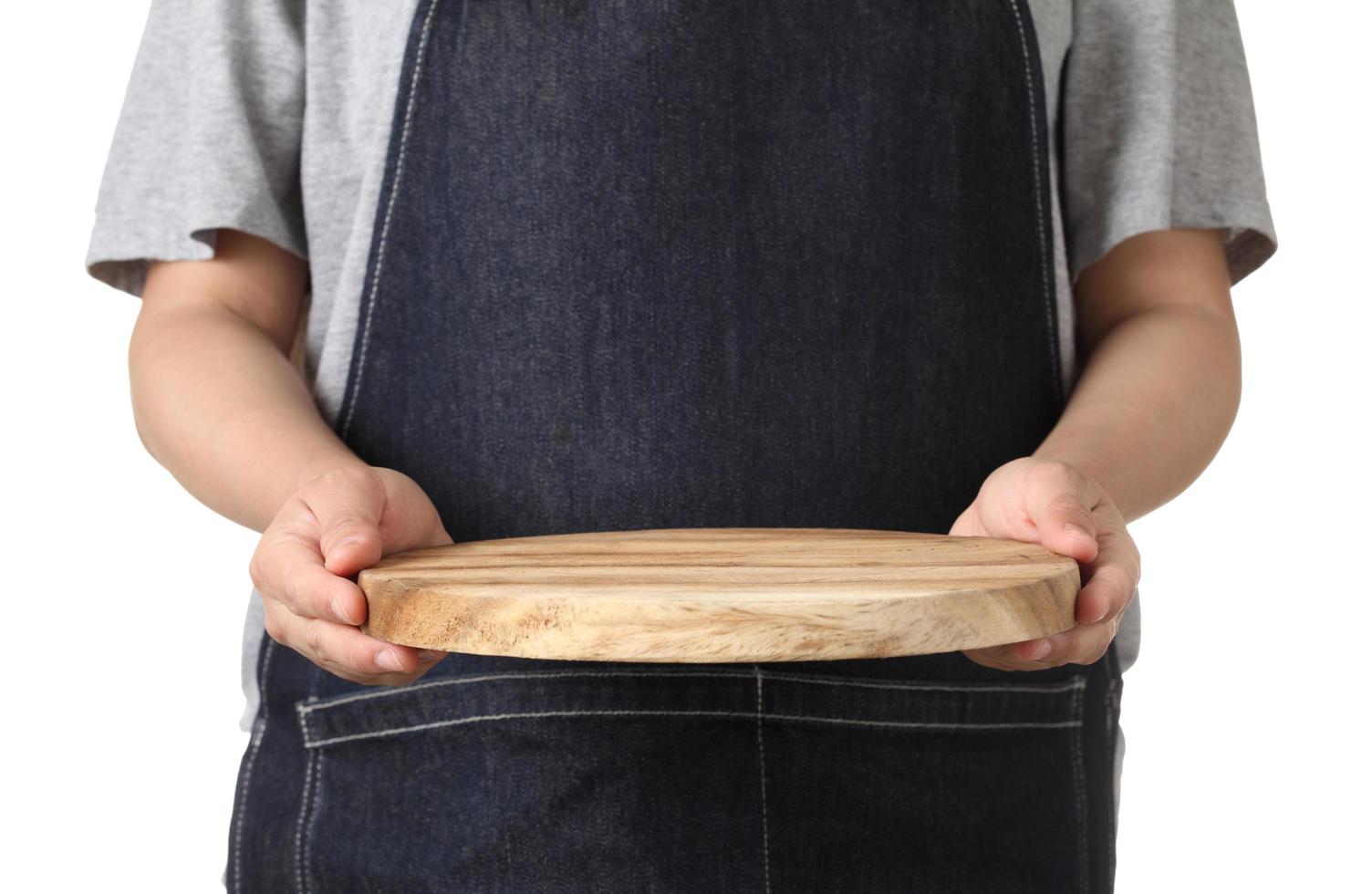 Koch hält Holzschneidebrett auf weißem Hintergrund foto