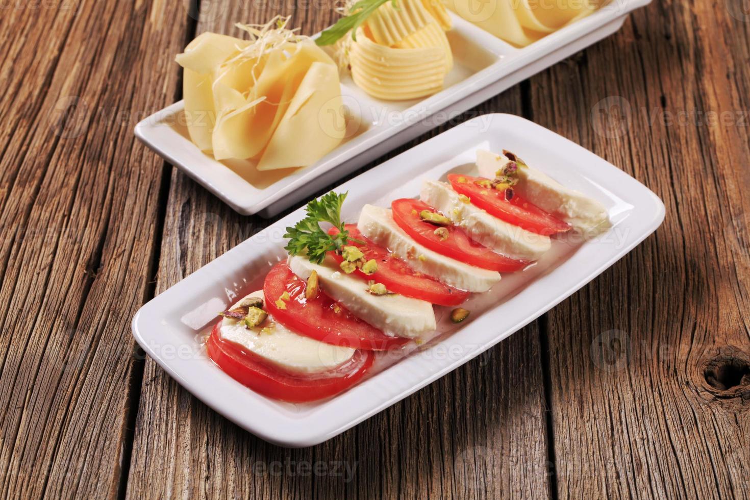 Caprese-Salat und Schweizer Käse mit Butter foto