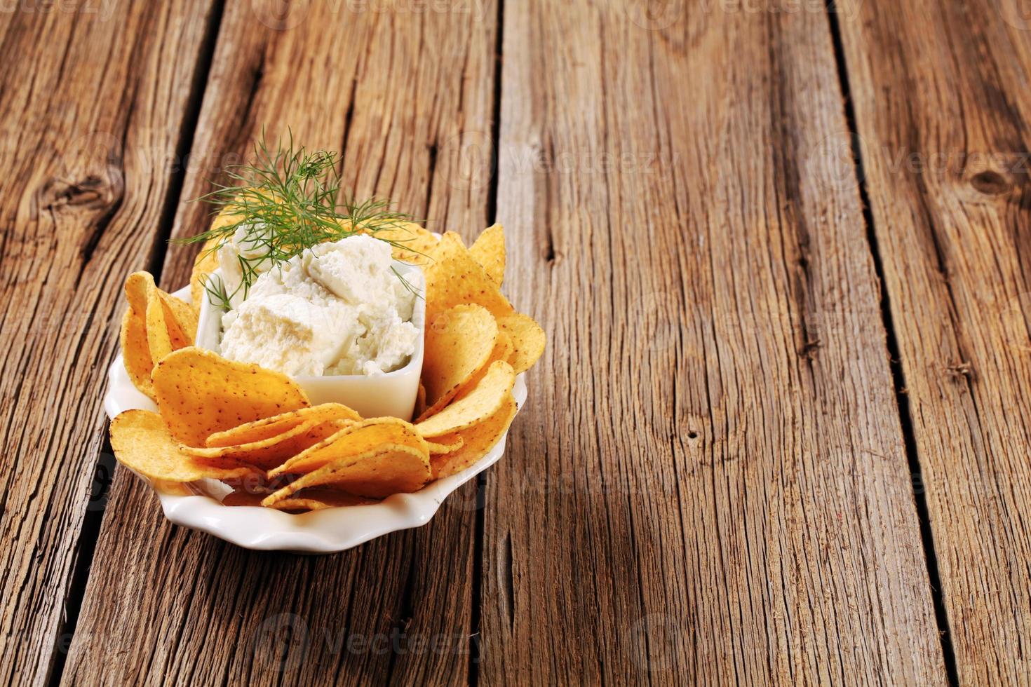 Maischips und Frischkäse foto