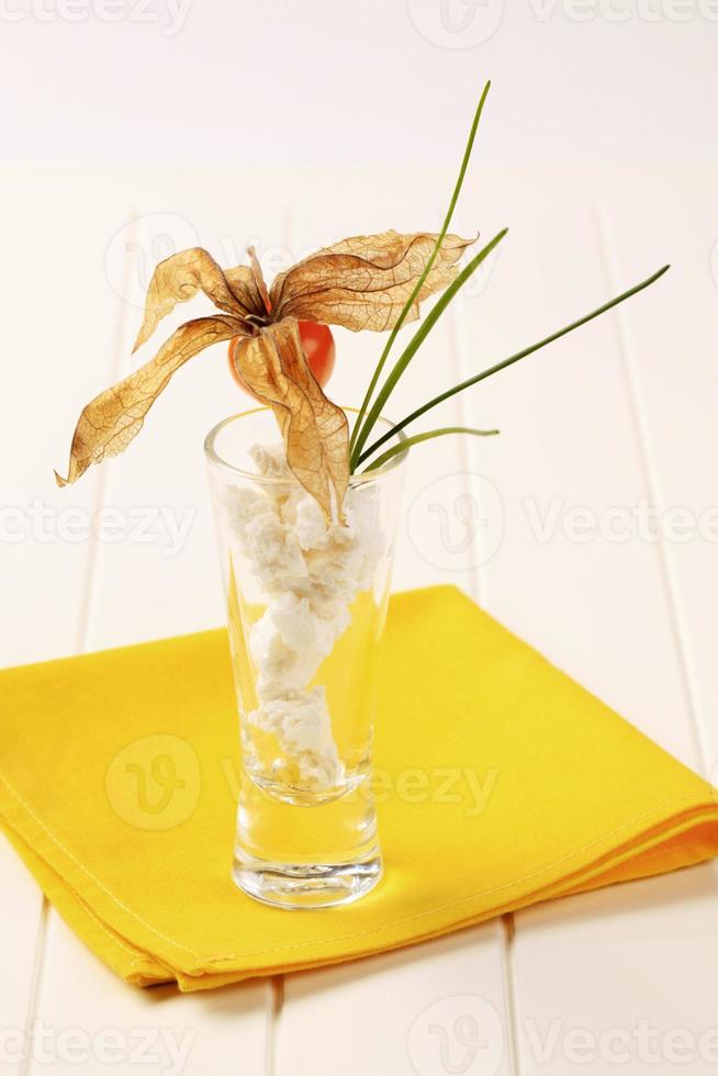 Frischkäse im Glas garniert mit Physalisfrucht foto