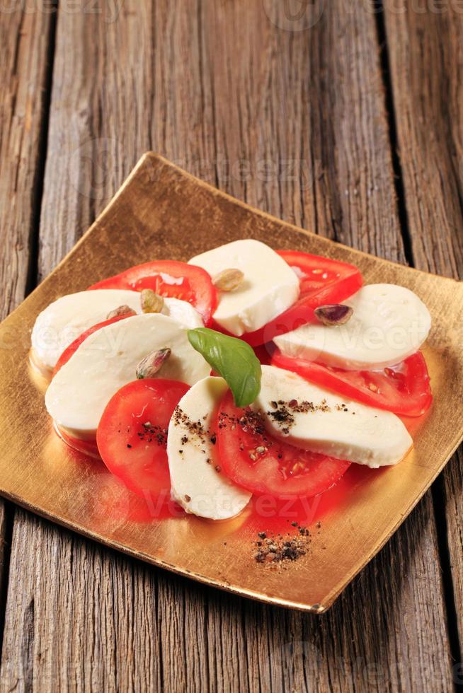 Scheiben frische Tomaten und Mozzarella-Käse foto