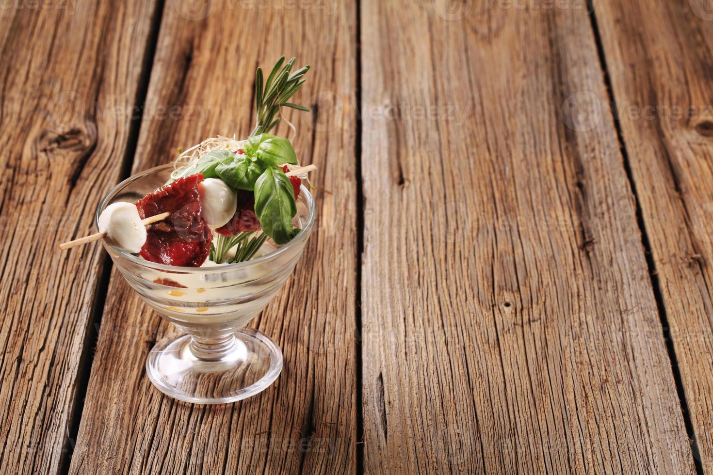 Vorspeise mit sonnengetrockneten Tomaten und Mozzarella foto