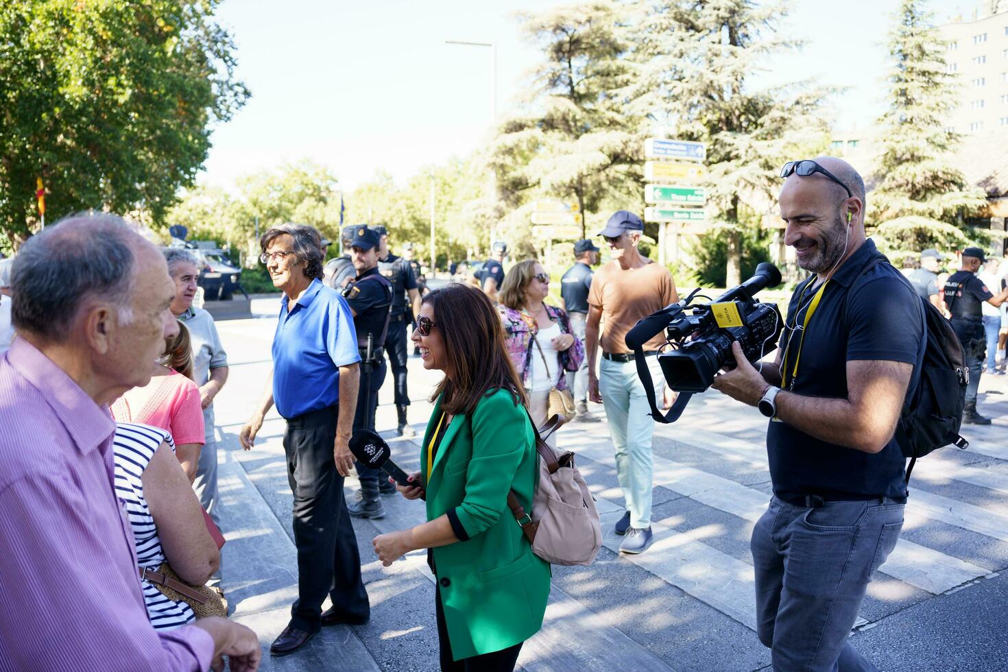 Granada, Andalusien, Spanien. Oktober 5, 2023. Medien und Fernseher interviewen das Teilnehmer von das europäisch Gipfel im Granada. foto