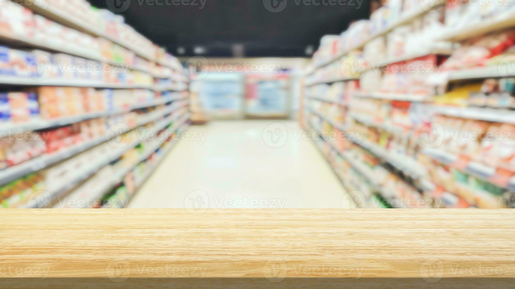 leeren Holz Tabelle oben mit Supermarkt verschwommen Hintergrund zum Produkt Anzeige foto