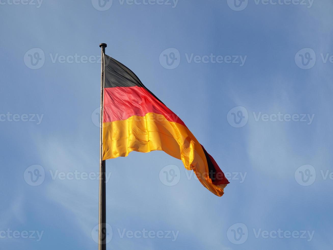 deutsche flagge über blauem himmel foto