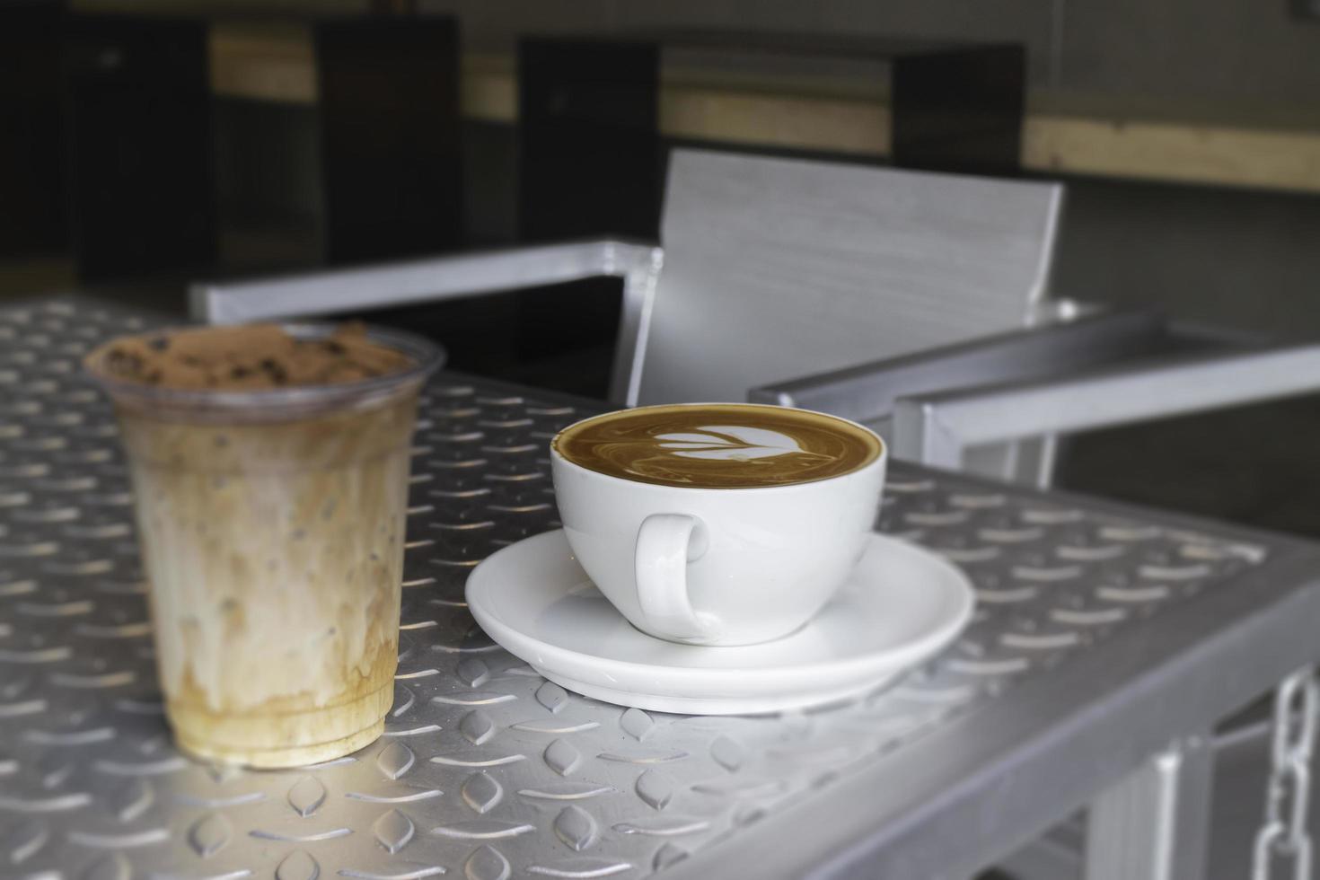 Eisschokolade und heißer Kaffee Latte foto