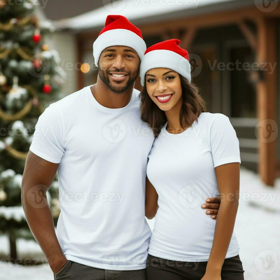 ai generiert ein Paar mit Santa claus Hüte tragen Weiß T-Shirts mit Weihnachten Baum und Schnee im das Hintergrund foto