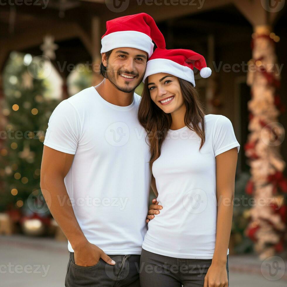 ai generiert ein Paar mit Santa claus Hüte tragen Weiß T-Shirts mit Weihnachten Baum und Schnee im das Hintergrund foto
