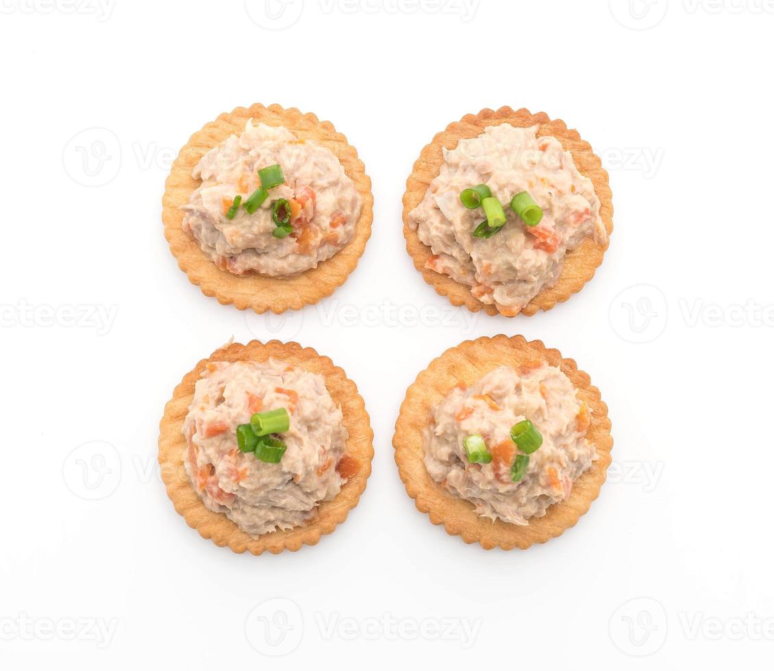 Thunfischsalat mit Cracker auf weißem Hintergrund foto