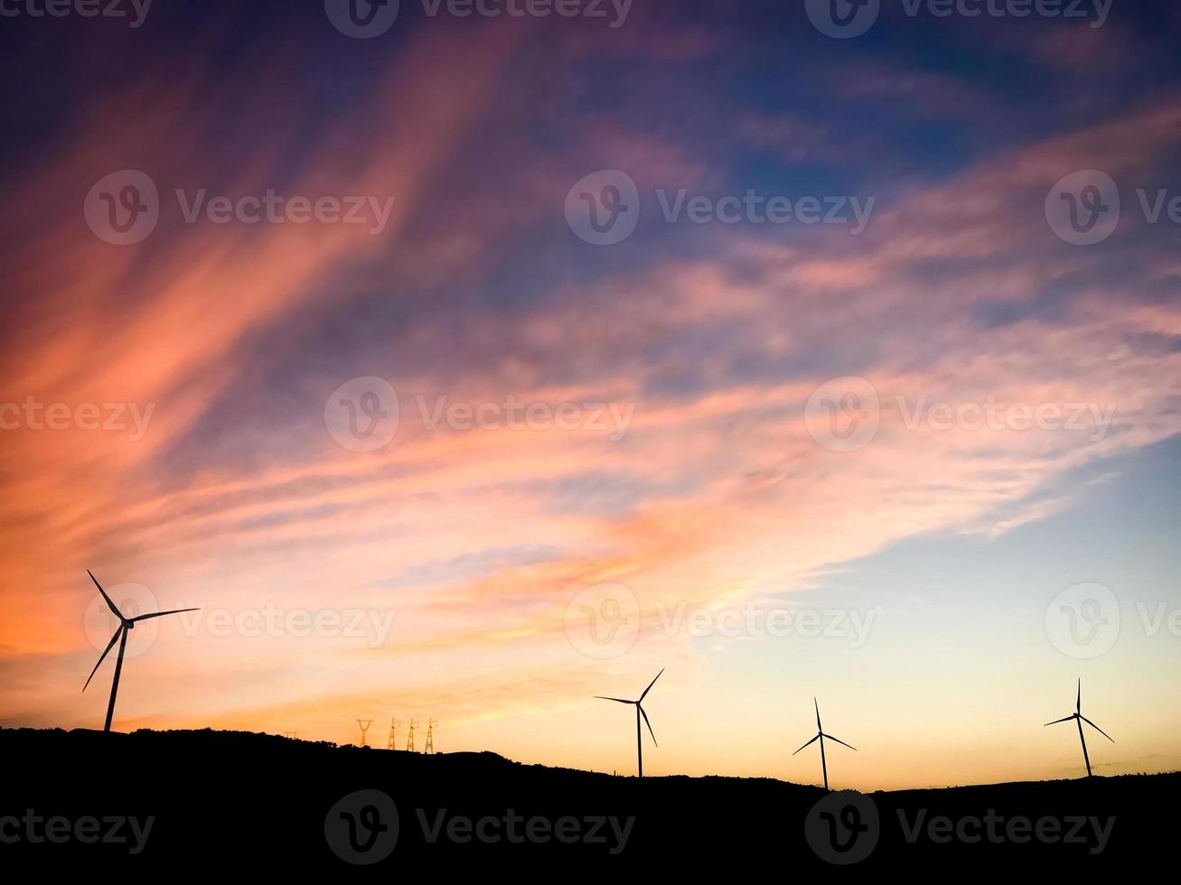 Luftbild fünf Windkraftanlagen stehen im Feld foto