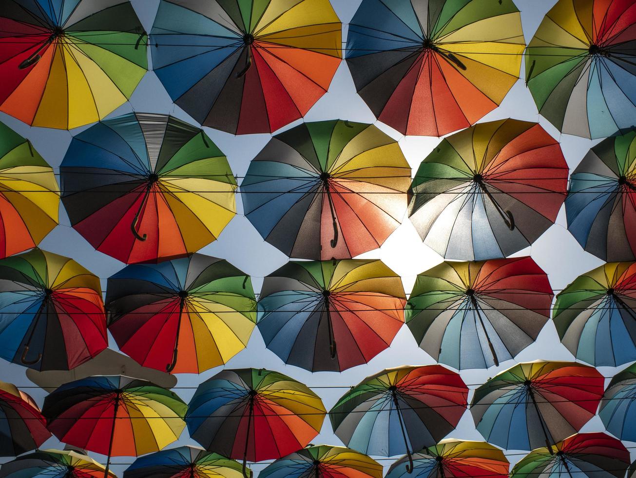 bunte Regenschirme draußen als Dekor. Regenschirme in verschiedenen Farben foto