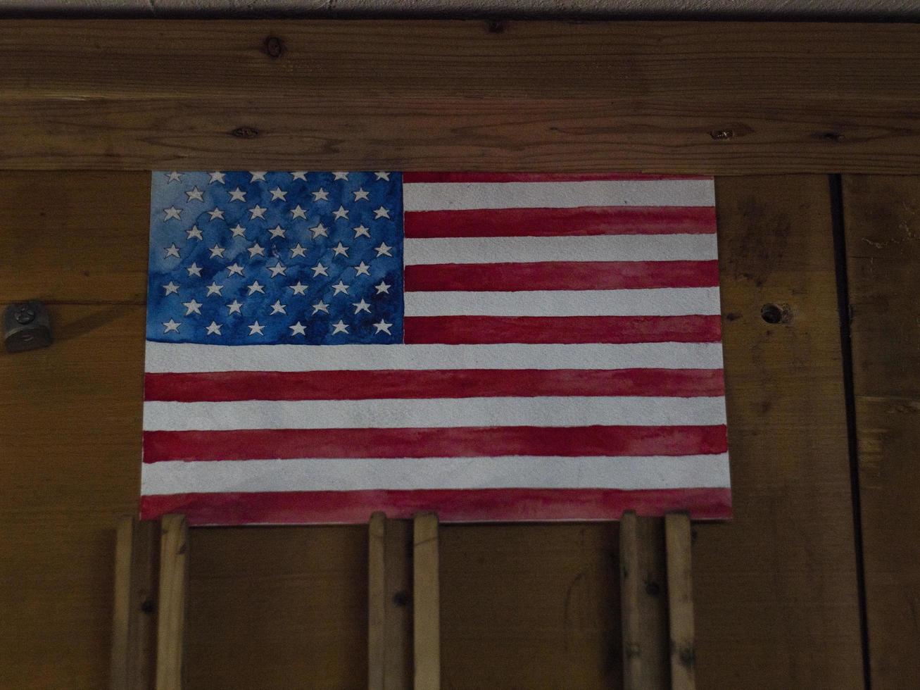 Bild der amerikanischen Flagge, die an einer Holzwand hängt foto