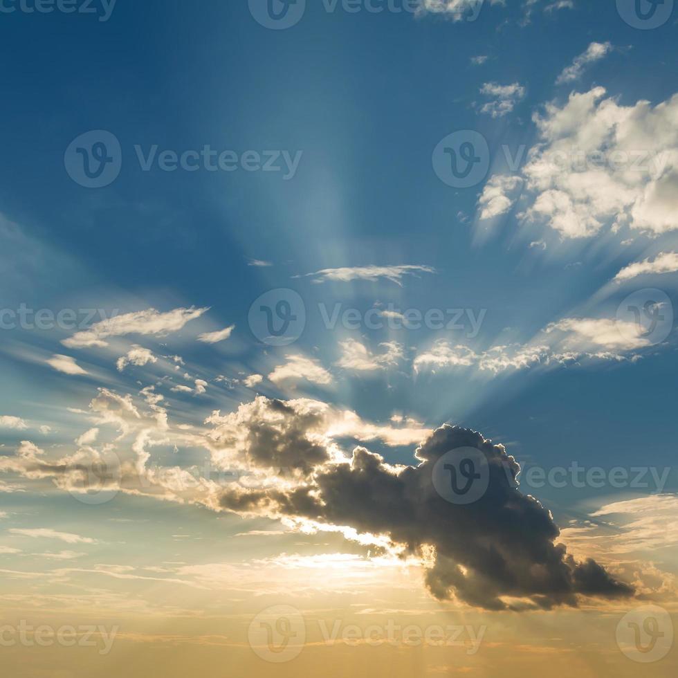 schöner blauer himmel mit wolken und sonnenstrahlen foto