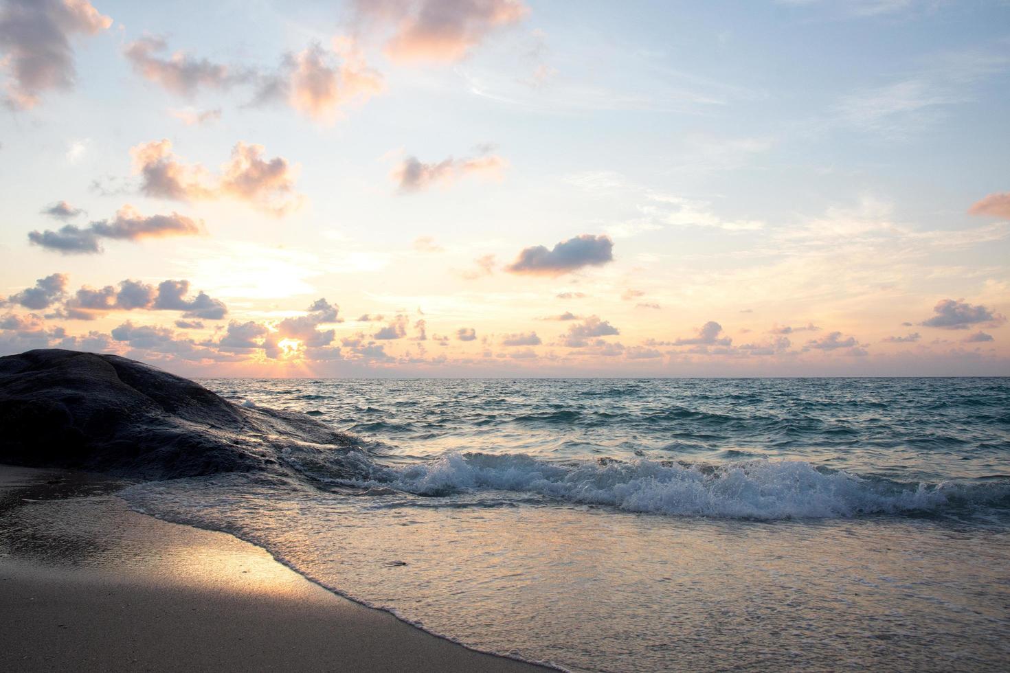 natürliches tropisches Meer bei Sonnenaufgang Hintergrund foto