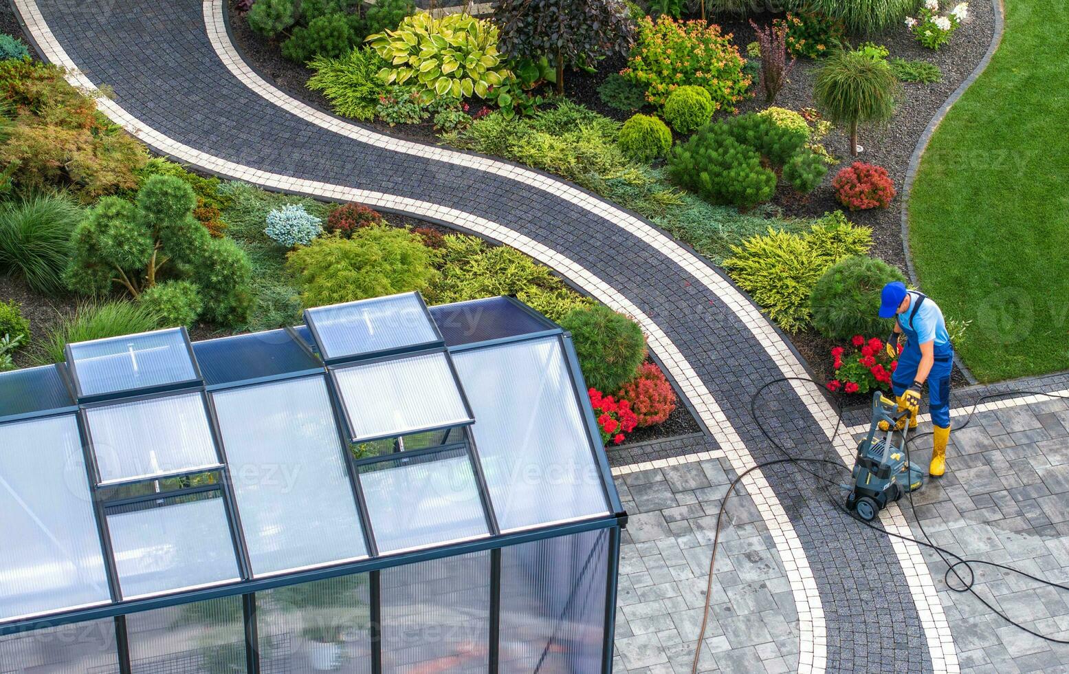 Mann durchführen Instandhaltung Innerhalb seine schön Hinterhof Garten foto