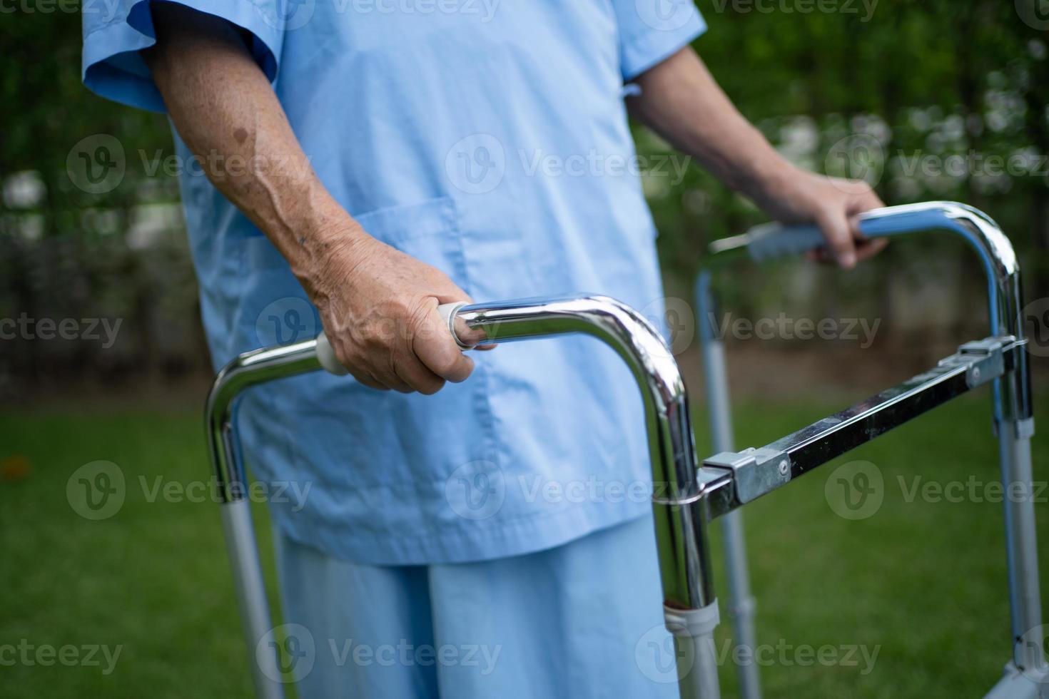 Asiatische Seniorin verwendet Walker im Park in einem glücklichen, frischen Urlaub. foto