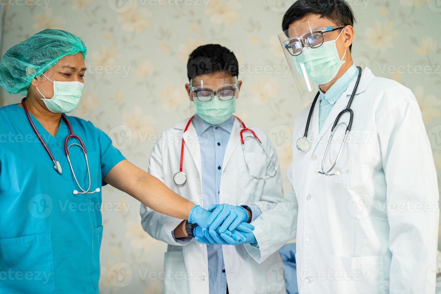 Asiatisches Ärzteteam zur Behandlung einer Infektion mit dem Covid-19-Coronavirus foto