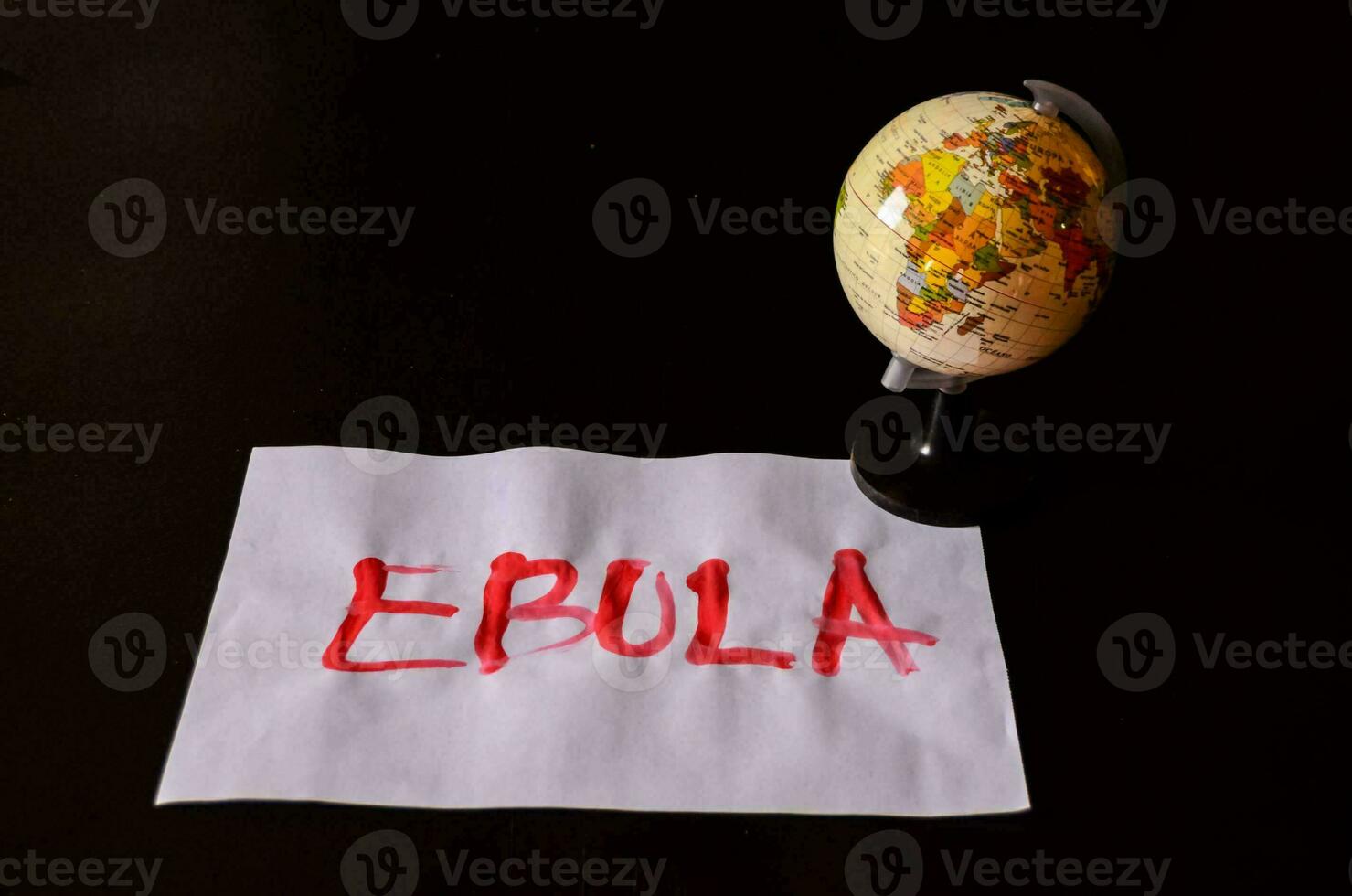 das Wort Ebola geschrieben auf Papier foto