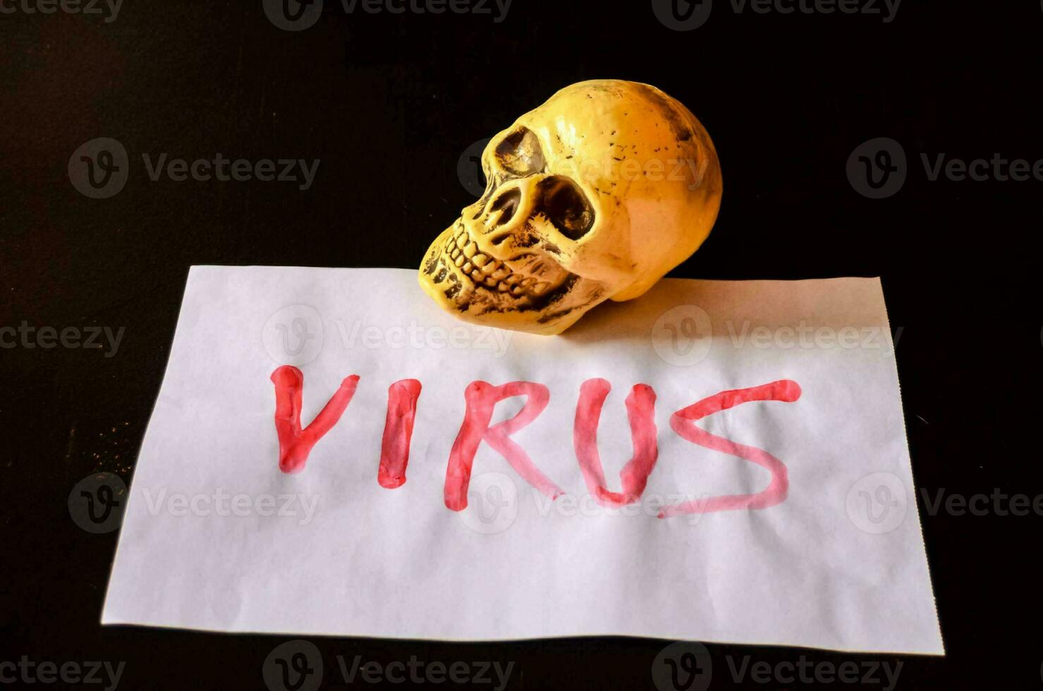 das Wort Virus geschrieben auf Papier foto