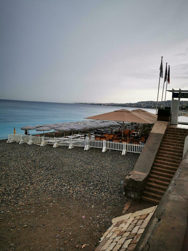 Foto von ein bunt Anzeige von Regenschirme auf ein sandig Strand