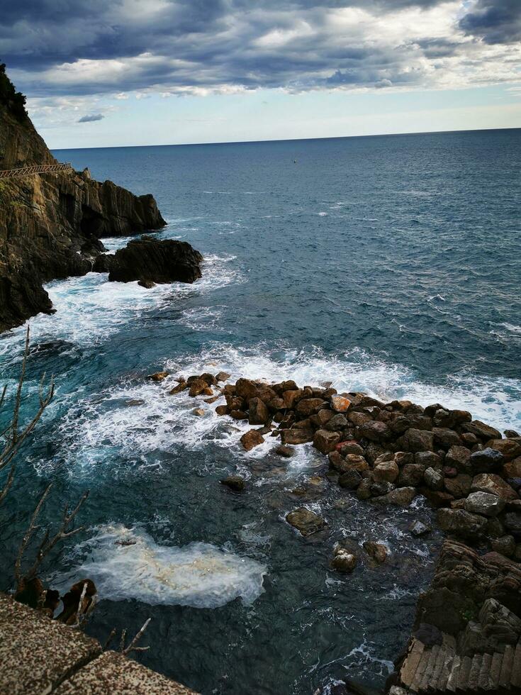Foto von ein atemberaubend Küsten Landschaft mit ein felsig Cliff und Ruhe Wasser