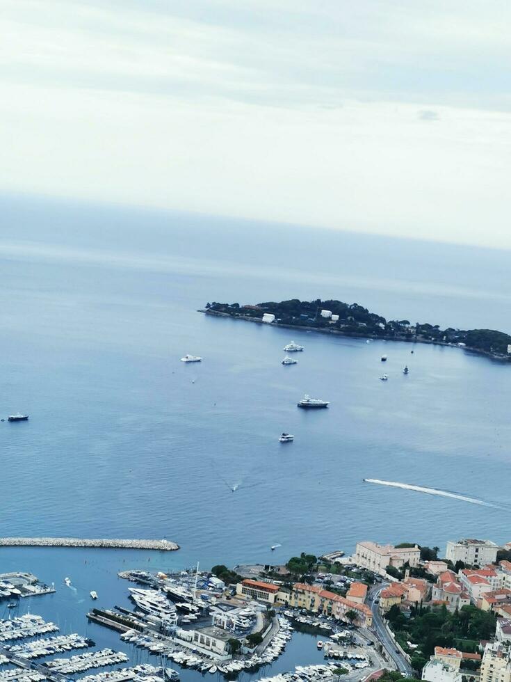 Foto von ein malerisch Hafen mit Boote schwebend im das glänzend Wasser