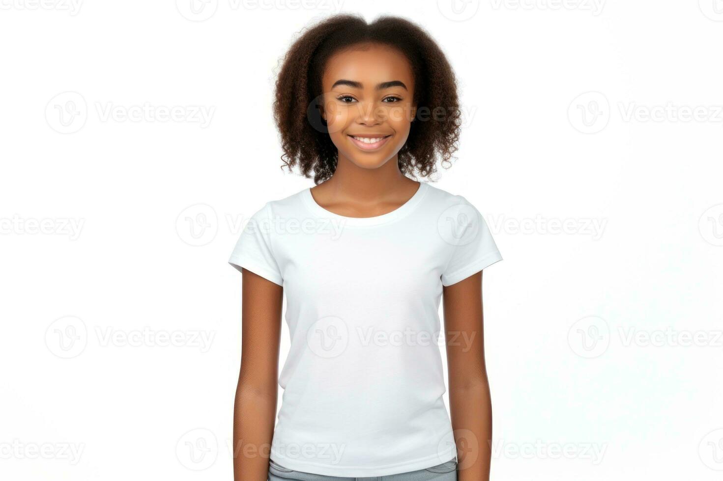 süß afrikanisch amerikanisch Mädchen Modell- mit schwarz lockig Haar im Weiß T-Shirt auf Weiß Hintergrund. Kopieren Raum. Nahansicht. Mädchen lächelt. Attrappe, Lehrmodell, Simulation. Kleidung speichern, drucken, Werbung, Banner, Poster, ai generiert foto