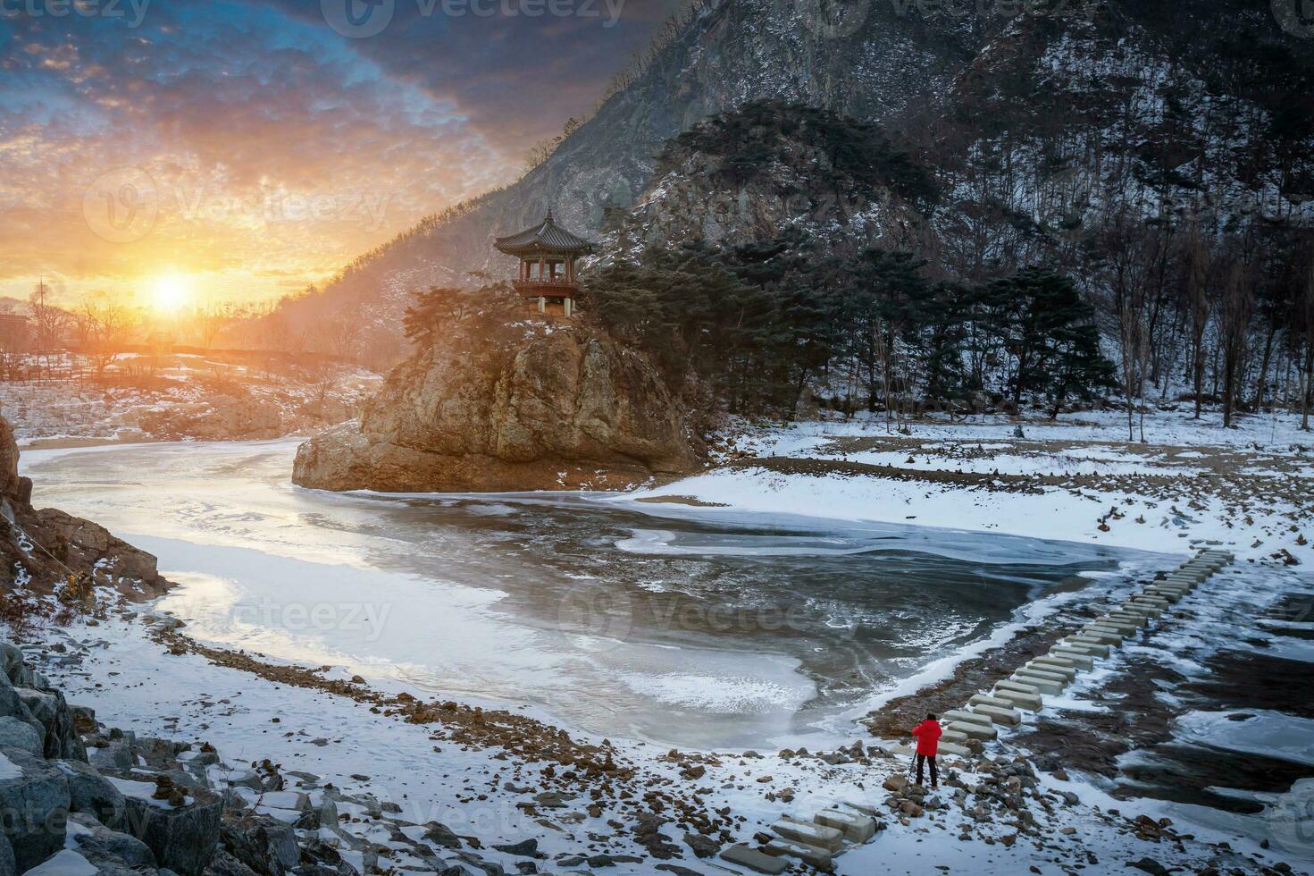 schneebedeckt Berge und gefroren Flüsse auf ein klar Tag im Winter im Sonnenuntergang, Süd Korea. foto