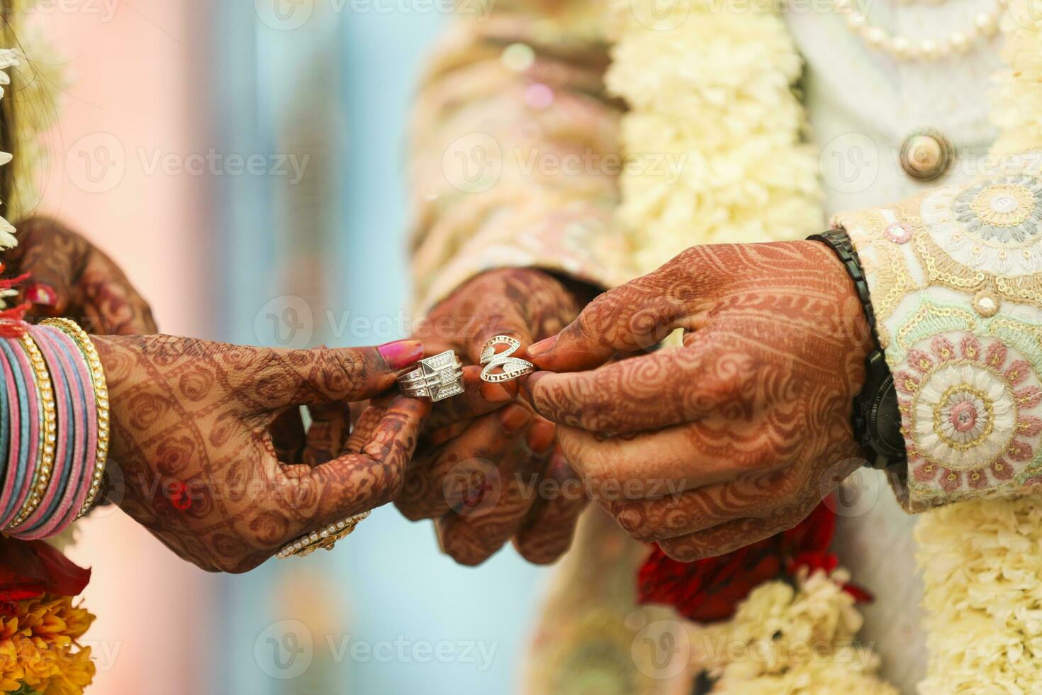 das Braut und Bräutigam Hände halten und zeigen Hochzeit Ringe foto