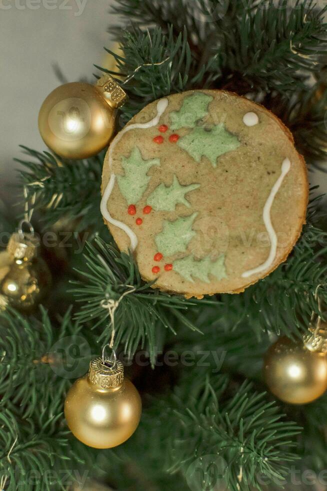Weihnachten Lebkuchen Plätzchen im ein Weihnachten Baum dekoriert mit Glasur foto